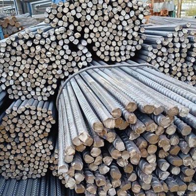 Les barres d'acier HRB400 HRB500 personnalisées avec service de traitement standard et de décoiling d'AiSi