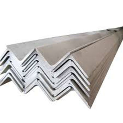 Les fabricants offrent des barres d'angle en acier laminé à chaud de qualité A36-A992 et un service de traitement de perforation