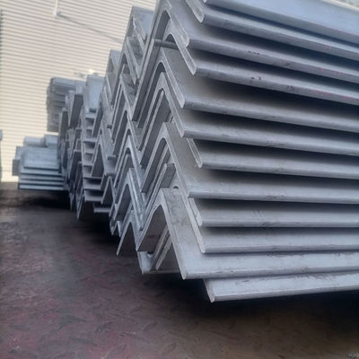 Les fabricants offrent des barres d'angle en acier laminé à chaud de qualité A36-A992 et un service de traitement de perforation
