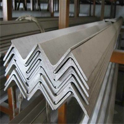 Les fabricants offrent des barres d'angle en acier laminé à chaud de qualité A36-A992 et un service de traitement de perforation