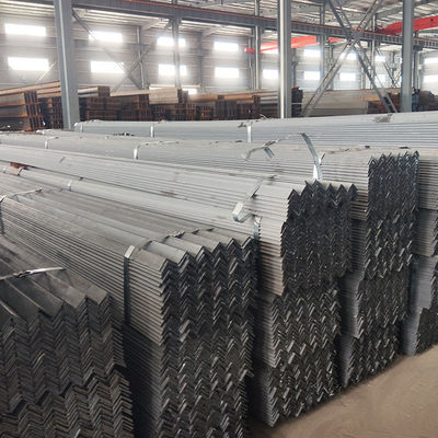 Les fabricants offrent des barres d'angle en acier laminé à chaud de qualité A36-A992 et un service de traitement de perforation